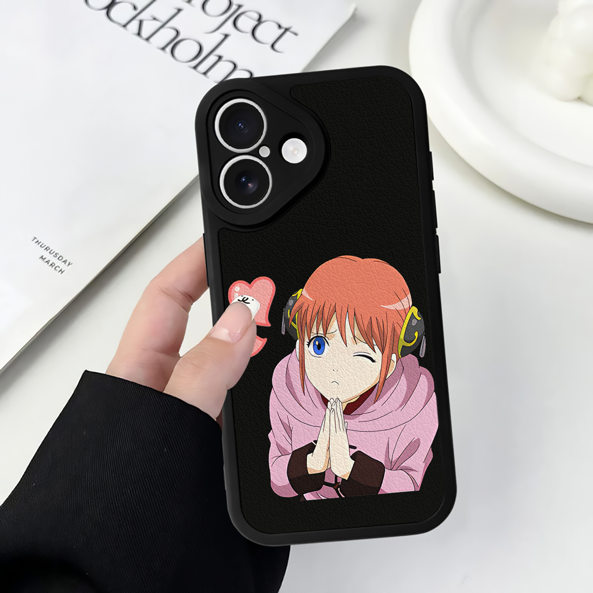 （画像用） ぎんたま 坂田銀時（さかたぎんとき） 神楽 志村新八（しむら しんぱち） GINTAMA Sakata Gintoki Kagura Shimura Shinpachi 【iPhone 16シリーズ対応】シリコンスマホケース（レザー調） 材質：シリコン